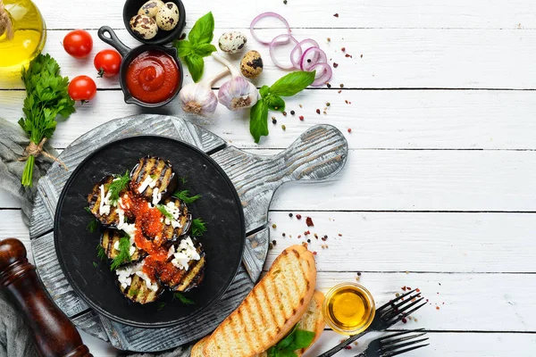 Siyah tabakta fırında patlıcan, havyar ve peynir. Düz yatıyordu. Üst Manzara. Boş kopyalama alanı.