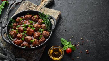 Kızartma tavasında domates soslu fırında köfte. Üst Manzara. Boş kopyalama alanı.