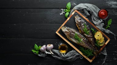 Taş bir tahtanın üzerinde pişmiş alabalık. Düz yatıyordu. Üst Manzara. Boş kopyalama alanı.