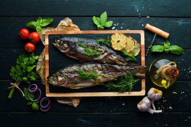 Taş bir tahtanın üzerinde pişmiş alabalık. Düz yatıyordu. Üst Manzara. Boş kopyalama alanı.