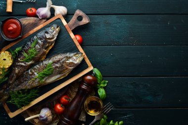 Taş bir tahtanın üzerinde pişmiş alabalık. Düz yatıyordu. Üst Manzara. Boş kopyalama alanı.