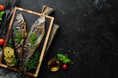 Taş bir tahtanın üzerinde pişmiş alabalık. Düz yatıyordu. Üst Manzara. Boş kopyalama alanı.