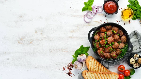Kızartma tavasında domates soslu fırında köfte. Üst Manzara. Boş kopyalama alanı.