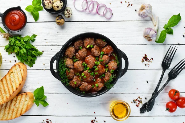 Kızartma tavasında domates soslu fırında köfte. Üst Manzara. Boş kopyalama alanı.