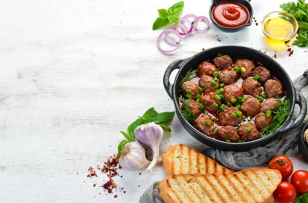 Kızartma tavasında domates soslu fırında köfte. Üst Manzara. Boş kopyalama alanı.