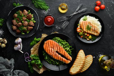 Bulaşık takımı. Balık bifteği, tavuk fileto, köfte. Düz yatıyordu. Üst Manzara. Boş kopyalama alanı.