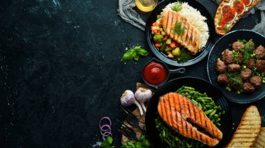 Bulaşık takımı. Balık bifteği, tavuk fileto, köfte. Düz yatıyordu. Üst Manzara. Boş kopyalama alanı.