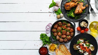 Tabak ve yemek takımı. Havyar, bıldırcın, köfte. Düz yatıyordu. Üst Manzara. Boş kopyalama alanı.