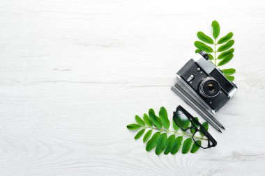 Fotoğraf çekmek için geçmişe dönük kamera. Üst Manzara. Metnin için boş yer. Düz yatıyordu.