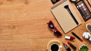 Makyaj malzemeleri, fırçalar ve diğer gerekli malzemeler kahverengi arka planda. güzellik düzleştirme konsepti