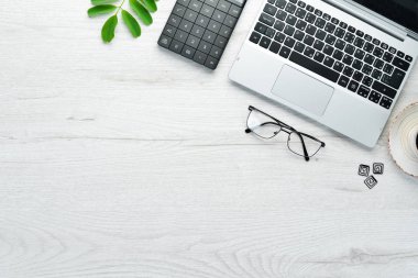 Ofis beyaz masası. Laptop ve aksesuarlar. Üst Manzara. Metnin için boş yer. Düz yatıyordu.
