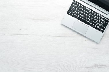 Ofis beyaz masası. Laptop ve aksesuarlar. Üst Manzara. Metnin için boş yer. Düz yatıyordu.