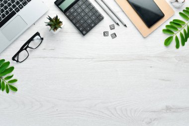 Ofis beyaz masası. Laptop ve aksesuarlar. Üst Manzara. Metnin için boş yer. Düz yatıyordu.