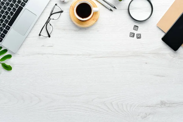 Het Witte Bureau Laptop Accessoires Bovenaanzicht Vrije Ruimte Voor Tekst — Stockfoto