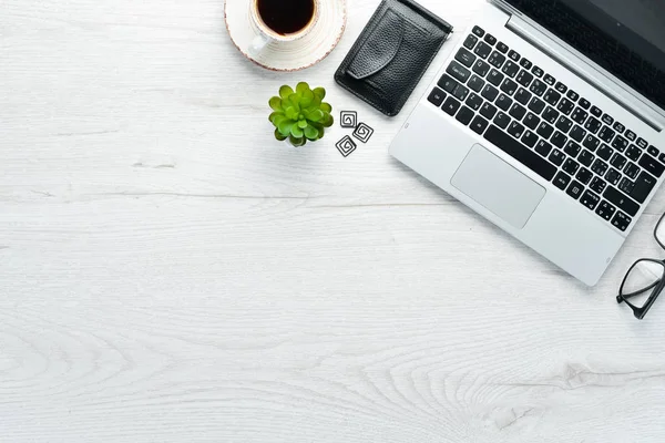 Büro Weißer Schreibtisch Laptop Und Zubehör Ansicht Von Oben Freiraum — Stockfoto