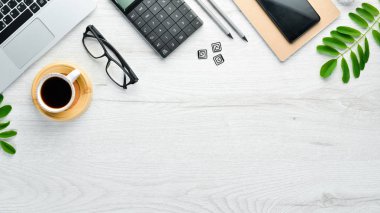 Boş defterli beyaz ofis masası, bilgisayar klavyesi ve ofis malzemeleri. Kopyalama alanı olan üst görünüm, düz yatay.