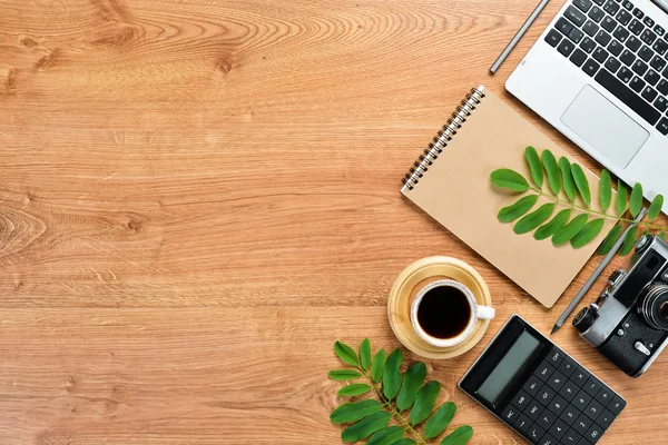 Brauner Bürotisch Mit Laptop Taschenrechner Und Kamera Ansicht Von Oben — Stockfoto