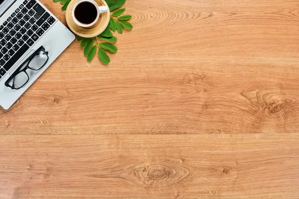 Brauner Bürotisch Mit Laptop Taschenrechner Kaffee Und Kamera Ansicht Von — Stockfoto