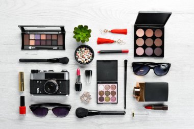 Kadın kozmetik aksesuarları. Ruj, makyaj çantası, rimel, krem, parfüm. Üst Manzara. Boş kopyalama alanı.