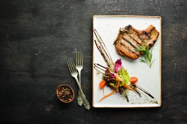 Kemiklere domuz eti. Üst Manzara. Metnin için boş yer.