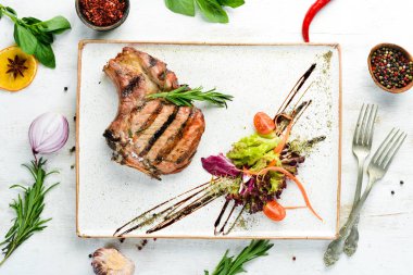 Kemiklere domuz eti. Üst Manzara. Metnin için boş yer.