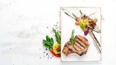 Kemiklere domuz eti. Üst Manzara. Metnin için boş yer.