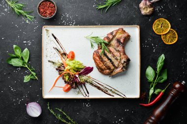 Kemiklere domuz eti. Üst Manzara. Metnin için boş yer.