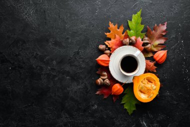 Sonbahar kompozisyonu: Bir fincan kahve ve renkli sonbahar yaprakları. Düz yat. Beyaz ahşap bir arka planda. Üst Manzara. Metnin için boş yer.
