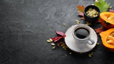 Sonbahar kompozisyonu: Bir fincan kahve ve renkli sonbahar yaprakları. Düz yat. Beyaz ahşap bir arka planda. Üst Manzara. Metnin için boş yer.