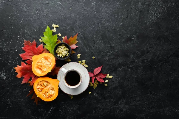 Herbstzusammensetzung Eine Tasse Kaffee Und Farbige Herbstblätter Flach Lag Auf — Stockfoto