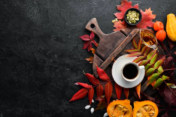 Herbstzusammensetzung Eine Tasse Kaffee Und Farbige Herbstblätter Flach Lag Auf — Stockfoto