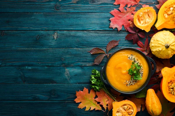 Composición Otoñal Sopa Calabaza Con Calabaza Hojas Color Otoñal Acostado —  Fotos de Stock