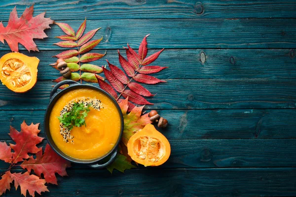 Composición Otoñal Sopa Calabaza Con Calabaza Hojas Color Otoñal Acostado —  Fotos de Stock