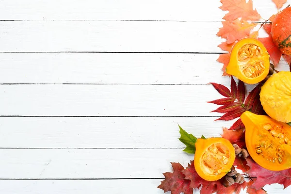 Frische Farbige Kürbisse Und Bunte Herbstblätter Herbstgemüse Flach Lag Auf — Stockfoto