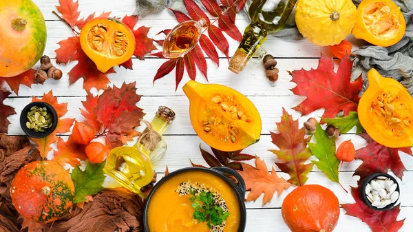 Kürbisöl Und Kürbisse Herbstgemüse Flach Lag Auf Schwarzem Steinhintergrund Ansicht — Stockfoto