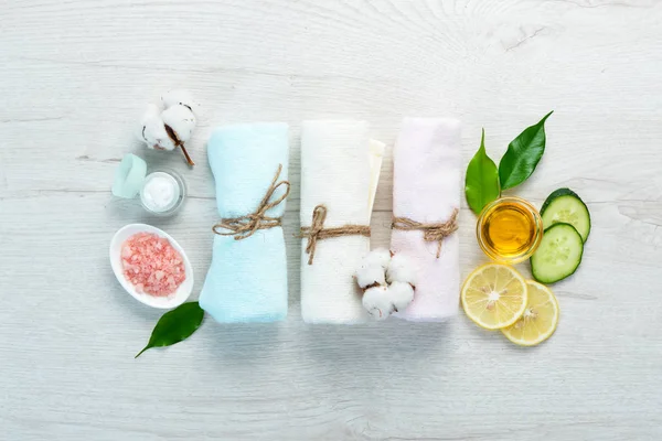 Colored Towels Spa Treatments White Wooden Background Flat Lay — Stock Photo, Image