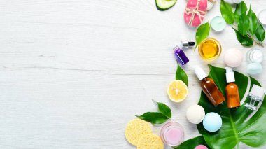 Yüz bakımı. Yüz kremli şişeler, pipetli şişeler. Beyaz ahşap bir arka planda. Düz yatıyordu.