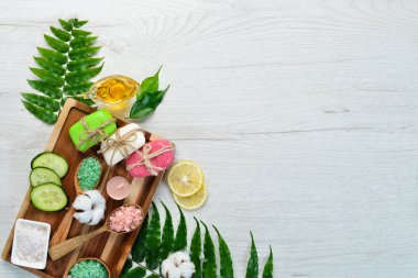 Vücut bakımı. Renkli krem sabun ve deniz tuzu. Beyaz ahşap bir arka planda. Düz yatıyordu.