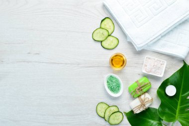 Vücut bakımı. Renkli krem sabun ve deniz tuzu. Beyaz ahşap bir arka planda. Düz yatıyordu.