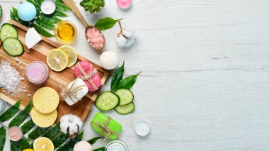 Vücut bakımı. Renkli krem sabun ve deniz tuzu. Beyaz ahşap bir arka planda. Düz yatıyordu.