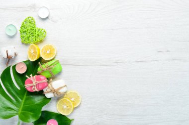 Vücut bakımı. Renkli krem sabun ve deniz tuzu. Beyaz ahşap bir arka planda. Düz yatıyordu.