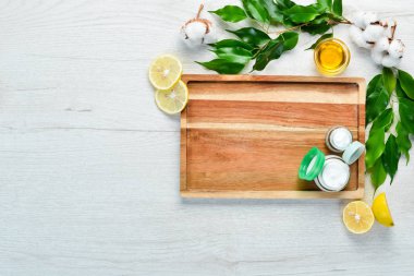 Doğal yüz kremi. Yüz bakımı. Beyaz ahşap bir arka planda. Düz yatıyordu.