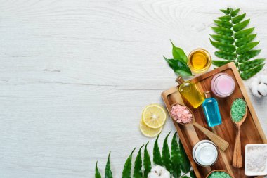 Doğal yüz kremi. Yüz bakımı. Beyaz ahşap bir arka planda. Düz yatıyordu.