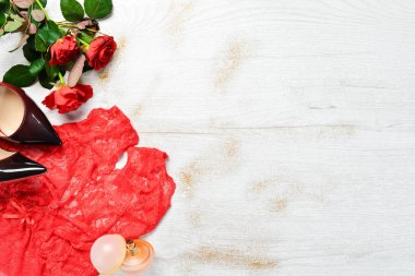 Kadın kırmızı seksi iç çamaşırları ve ayakkabıları. Üst Manzara. Boş kopyalama alanı.