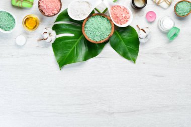 Aromatik renkli deniz tuzu beyaz ahşap bir masada. Kozmetik ve spa konsepti. Üst Manzara. Boş kopyalama alanı.