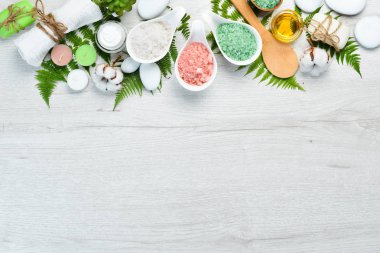 Aromatik renkli deniz tuzu beyaz ahşap bir masada. Kozmetik ve spa konsepti. Üst Manzara. Boş kopyalama alanı.