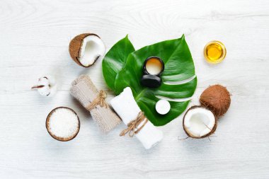 Hindistan cevizi ve hindistan cevizi yağından kozmetik ürünler. Kozmetik ve spa konsepti. Üst Manzara. Boş kopyalama alanı.