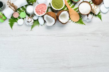 Hindistan cevizi ve hindistan cevizi yağından kozmetik ürünler. Kozmetik ve spa konsepti. Üst Manzara. Boş kopyalama alanı.
