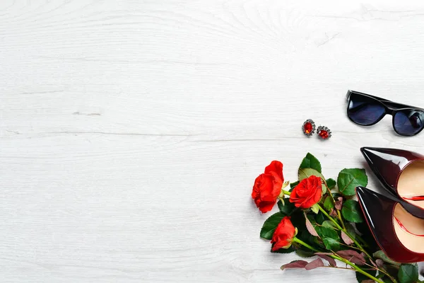 Sapatos Vermelhos Femininos Cosméticos Vermelhos Flores Vista Superior Espaço Livre — Fotografia de Stock