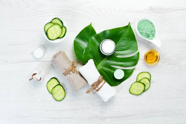 Cosméticos Naturais Pepino Verde Fundo Madeira Branco Conceito Cosméticos Spa — Fotografia de Stock